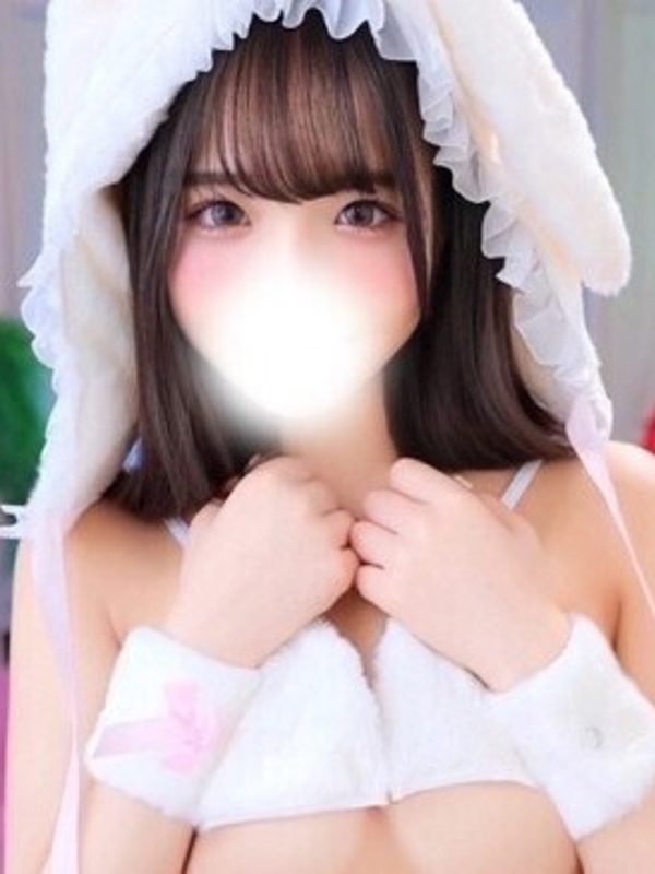 あゆな(22歳、B:90、W:.57、H:86)